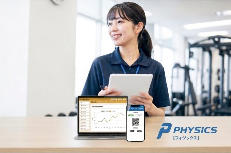 スタッフがタブレットを手に、会員データのグラフや会員証（QRコード）が表示されたPCとスマートフォンの前で案内している様子